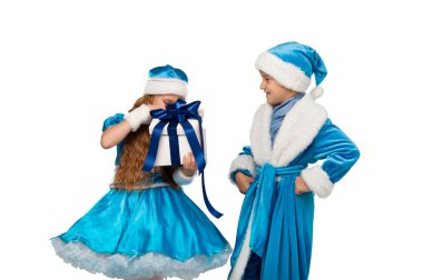 hediye kutuları tutarak kostüm küçük çocuklarda.