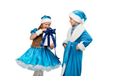 küçük çocuk bir kutu bir hediye ile tutarak kostüm.