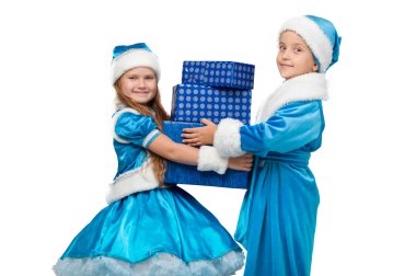 hediye kutuları tutarak kostüm küçük çocuklarda