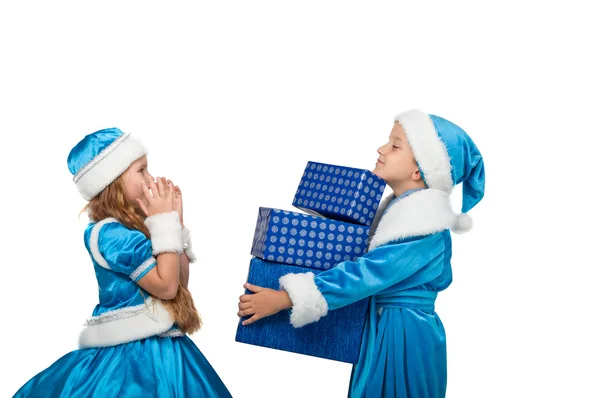 小孩子们在举行礼品包装盒的服装. — 图库照片
