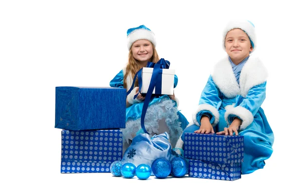 Crianças no traje segurando caixas com presentes. Ano Novo . — Fotografia de Stock