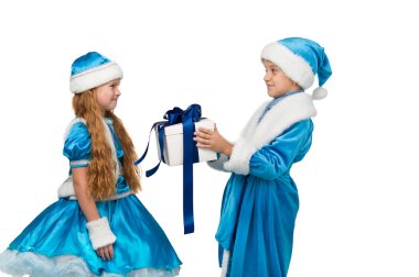 küçük çocuk bir kutu bir hediye ile tutarak kostüm. Neşeli Christma