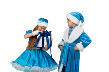 küçük çocuk bir kutu bir hediye ile tutarak kostüm. Neşeli Christma