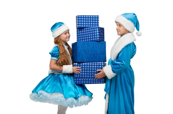 小さな子供にプレゼントの箱を持っての衣装で。メリー クリスマス ツリー — ストック写真