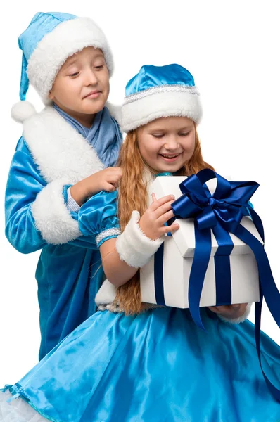 Et lite barn i kostyme som holder en eske med en gave. God Christma. – stockfoto