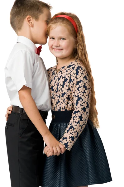 Çocuk bir kızın kulağına bir sır söylemek