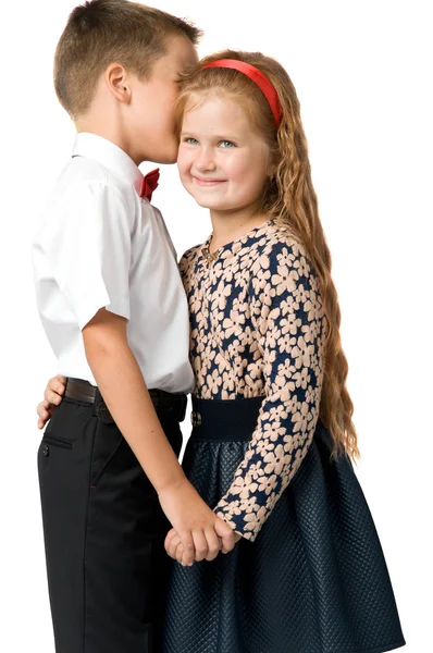 Çocuk bir sır kızın kulağına fısıldar.