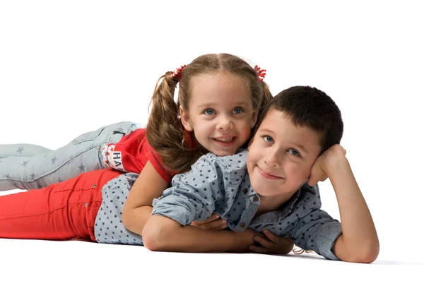 Relación entre dos niños pequeños . — Foto de Stock