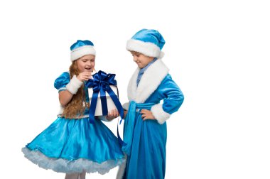 küçük çocuk bir kutu bir hediye ile tutarak kostüm