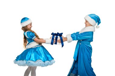 küçük çocuk bir kutu bir hediye ile tutarak kostüm. Neşeli Christma