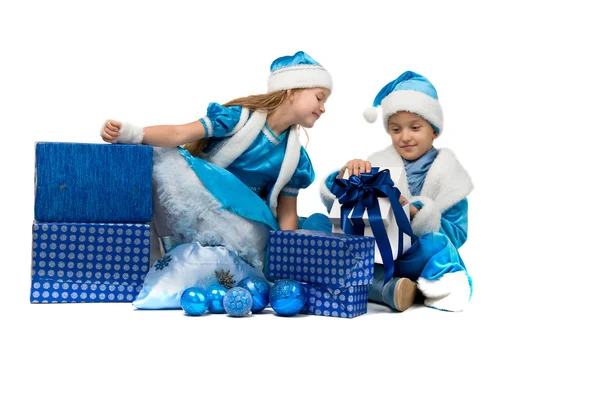 Маленький ребенок в костюме держит коробку с подарком — стоковое фото