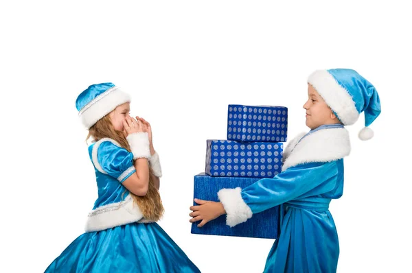 Criança pequena em traje segurando uma caixa com um presente. Feliz Christma. — Fotografia de Stock