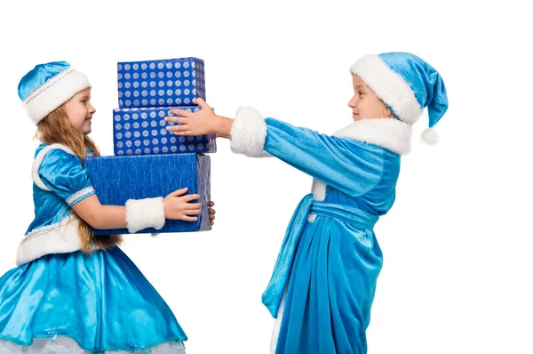 小的孩子在服装拿着一盒一件礼物。快乐圣诞 — 图库照片