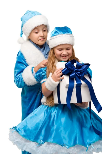 Crianças no traje segurando caixas com presentes . — Fotografia de Stock