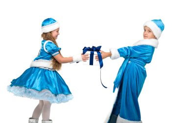 hediye kutuları tutarak kostüm küçük çocuklarda. 