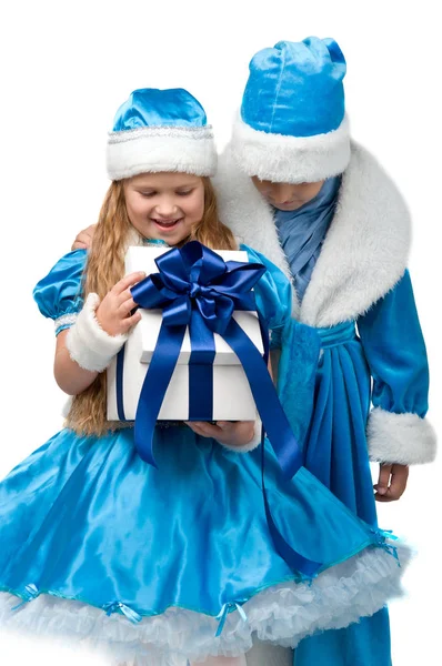 Маленькие дети в костюмах держат коробки с подарками . — стоковое фото