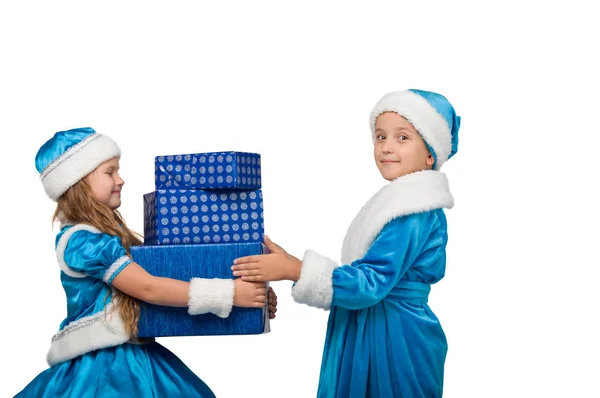 Bambini in costume che tengono scatole con regali . — Foto Stock