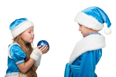 Christm üzerinde oyuncak kutuları tutarak kostüm küçük çocuklarda