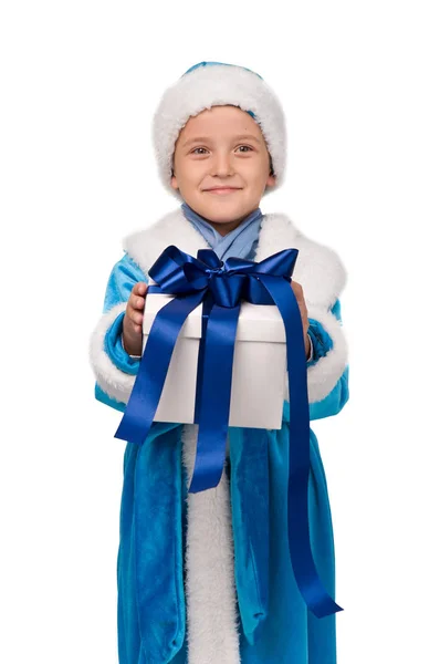 Lite barn i kostyme som holder en boks med en gave . – stockfoto