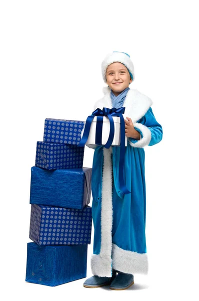 Criança pequena no traje segurando uma caixa com um presente . — Fotografia de Stock
