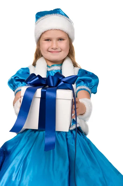 Маленький ребенок в костюме держит коробку с подарком — стоковое фото