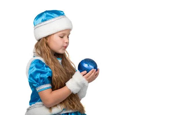 クリスマス t おもちゃ箱を持っての衣装で小さい子 — ストック写真