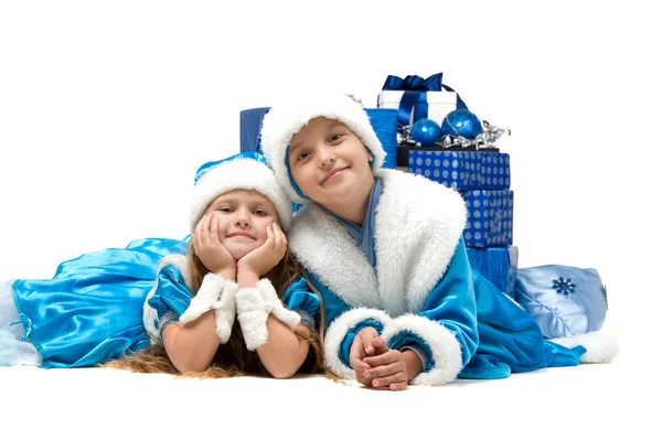 Lite barn i kostyme ligger på gulvet med en gave . – stockfoto