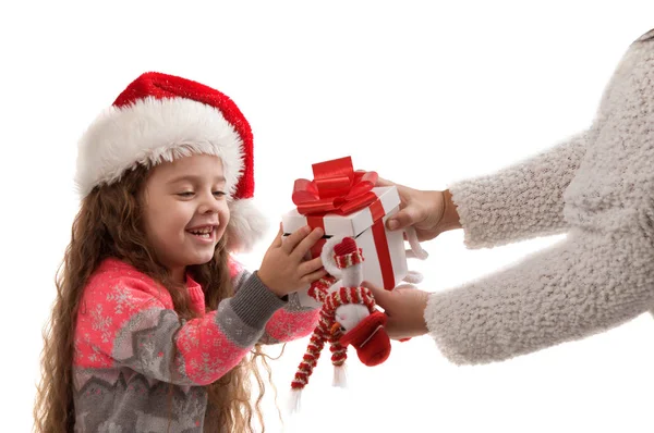 Criança pequena feliz no traje segurando uma caixa com um presente . — Fotografia de Stock