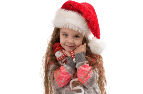 Счастливая маленькая девочка с рождественской игрушкой . — стоковое фото