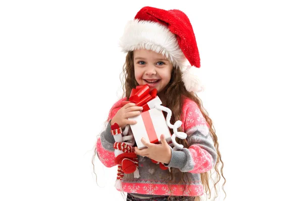 快乐小的孩子，拿着一盒一件礼物的服装. — 图库照片
