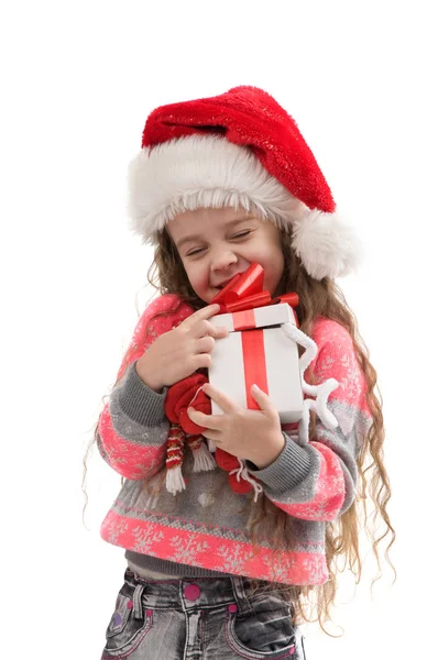 Criança pequena feliz no traje segurando uma caixa com um presente . — Fotografia de Stock