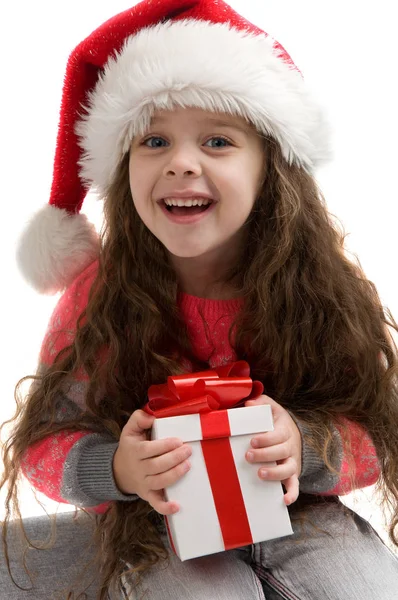 Criança pequena feliz no traje segurando uma caixa com um presente. Feliz Ch. — Fotografia de Stock