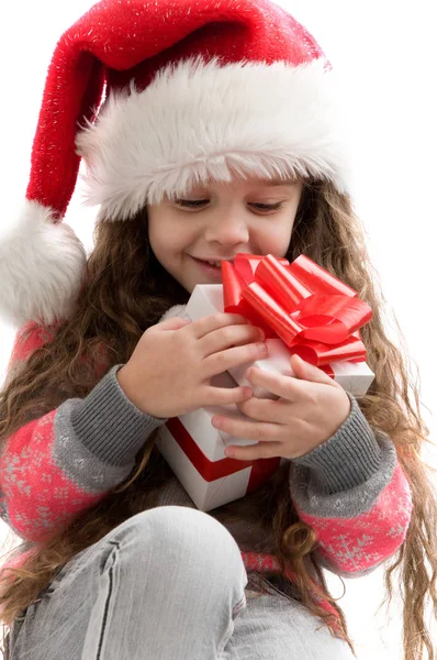 快乐的小女孩拿着一盒一件礼物。圣诞快乐. — 图库照片