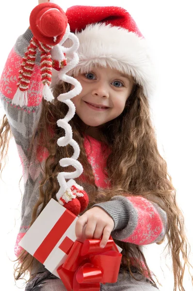 快乐的小女孩抱着圣诞玩具. — 图库照片