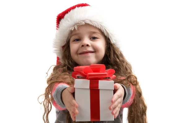 Joyeux petit enfant en costume tenant une boîte avec un cadeau . — Photo