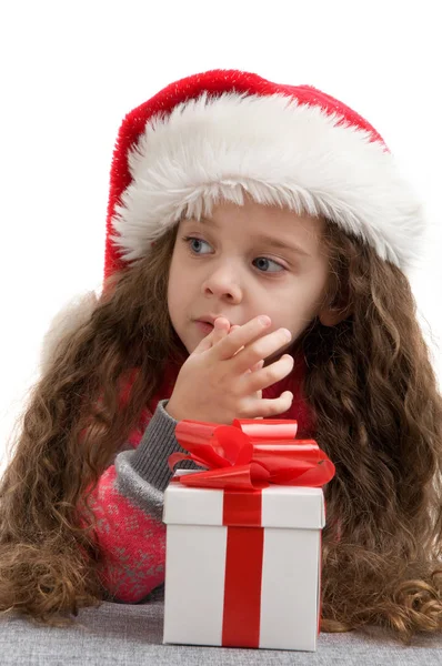 Menina feliz segurando uma caixa com um presente. Feliz Natal! . — Fotografia de Stock