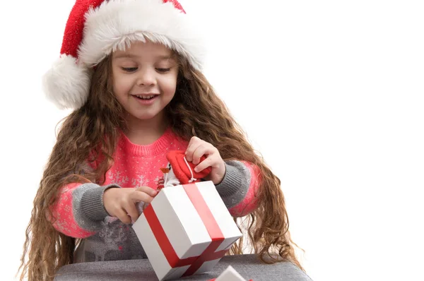 Menina feliz segurando uma caixa com um presente. Feliz Natal! . — Fotografia de Stock