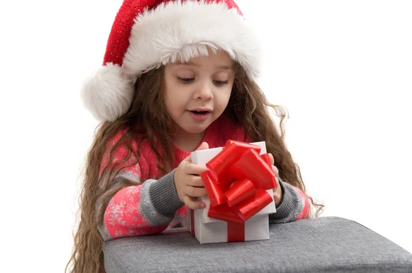 快乐的小女孩拿着一盒一件礼物. — 图库照片