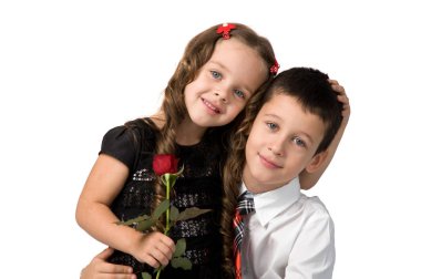 Çiçekli küçük çocuk. 