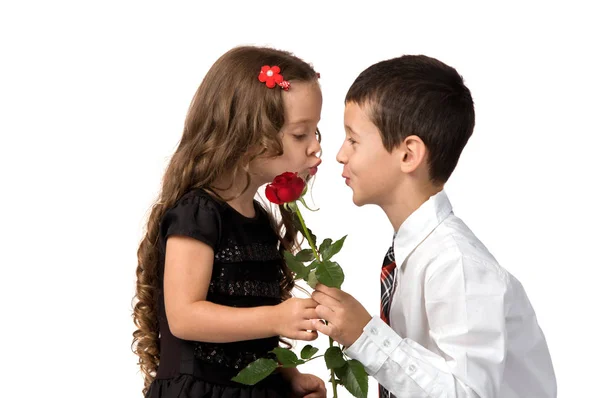 Niños pequeños con flores . — Foto de Stock