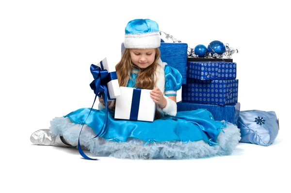 Criança pequena no traje segurando uma caixa com um presente . — Fotografia de Stock