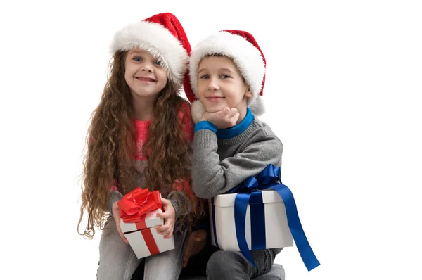 Kleine Kinder im Kostüm halten Schachteln mit Geschenken in der Hand. — Stockfoto