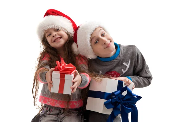 Kleine Kinder im Kostüm halten Schachteln mit Geschenken in der Hand. — Stockfoto