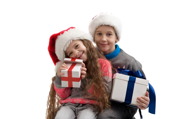 Crianças no traje segurando caixas com presentes . — Fotografia de Stock