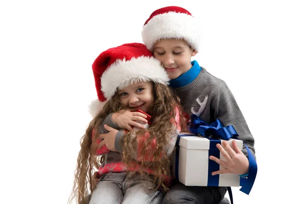 Crianças no traje segurando caixas com presentes . — Fotografia de Stock
