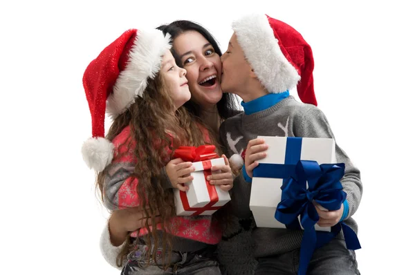 Família feliz. Crianças e mãe em roupas de Natal . — Fotografia de Stock