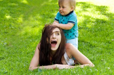 Anne ve oğlu birlikte vakit