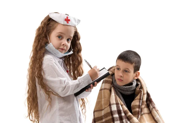 Klein meisje in verpleegster kostuum. Seizoensgebonden griepepidemie — Stockfoto