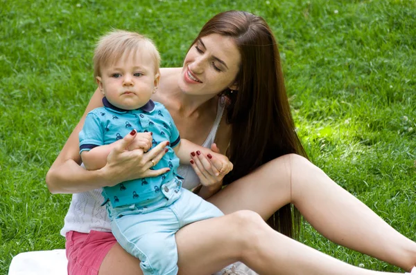 Mom and son spend time together — Stock Photo, Image