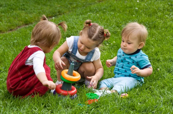Gruppo di bambini piccoli che trascorrono del tempo nella natura . — Foto Stock